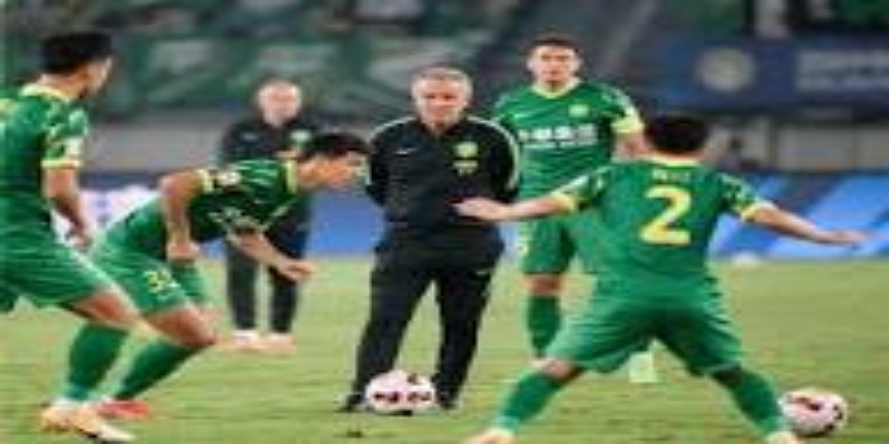 教练与战术革新：麦克拉伦与QPR的十月魔法  - 体育平台